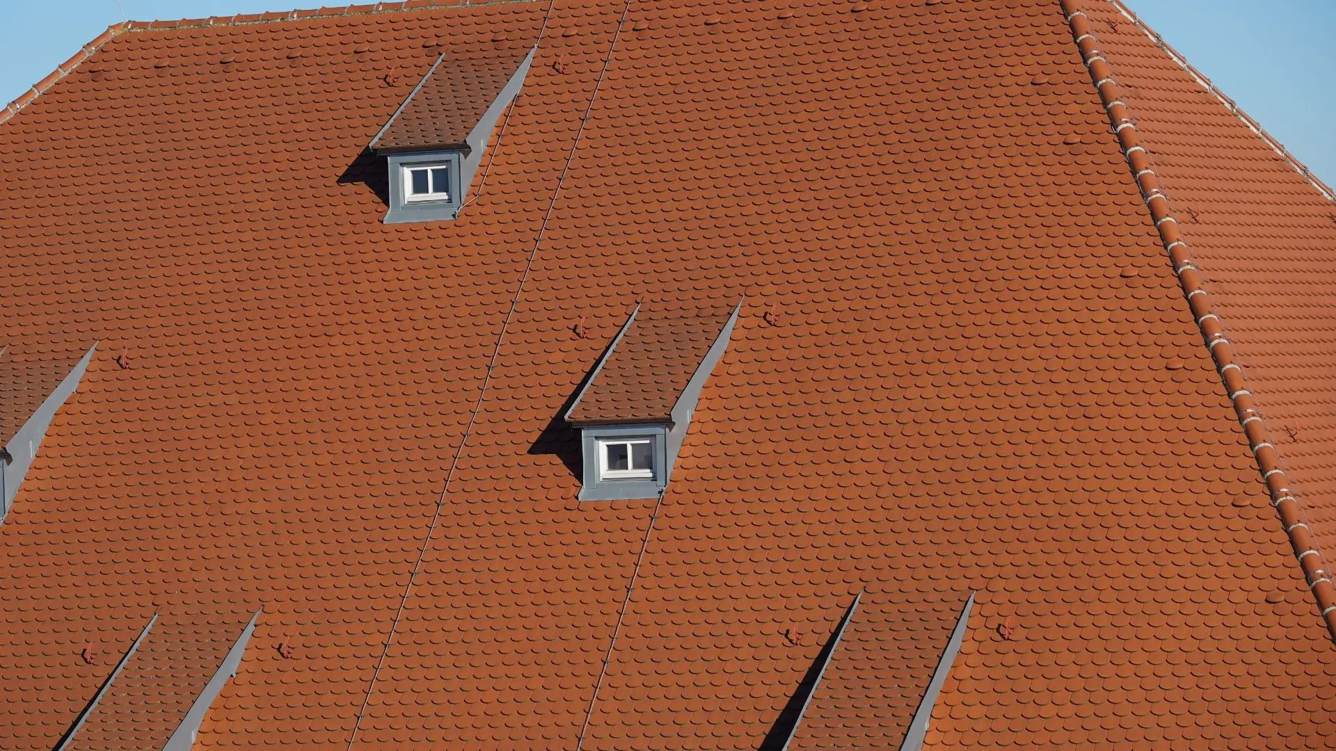 What factors affect the durability of roofs